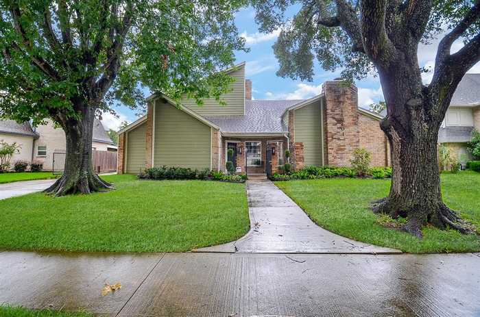 photo 2: 11810 Gladewood Lane, Houston TX 77071