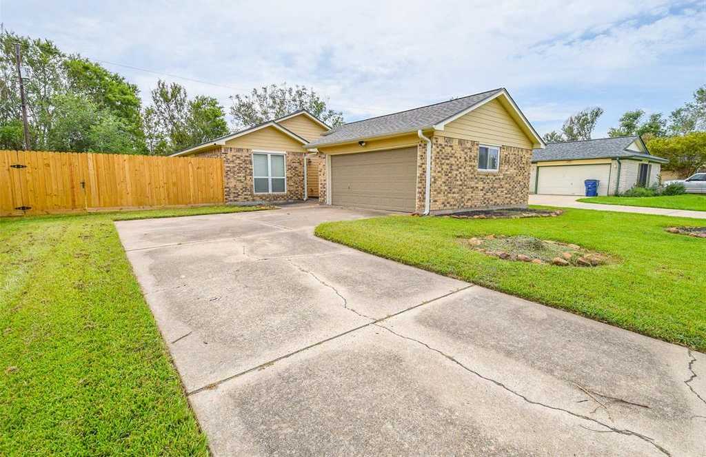 photo 1: 6113 Fox Ridge Drive, Angleton TX 77515