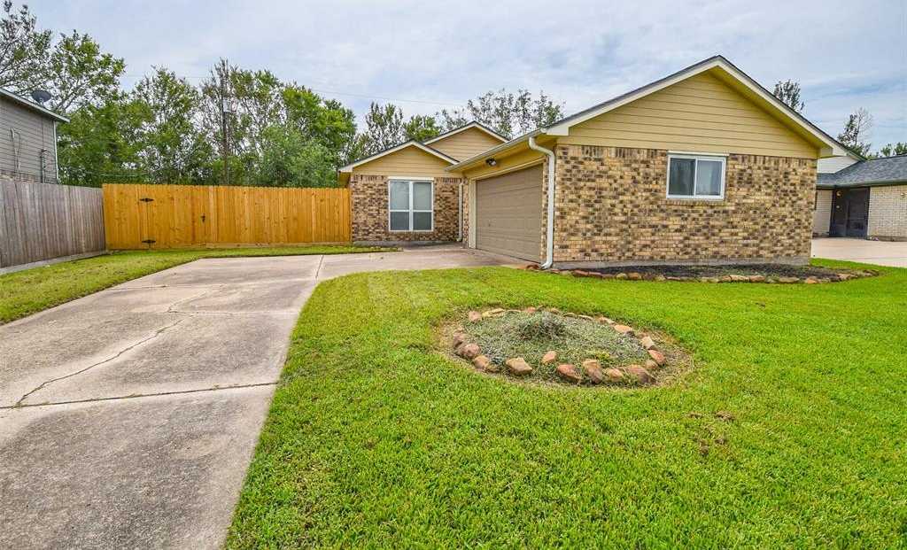 photo 2: 6113 Fox Ridge Drive, Angleton TX 77515