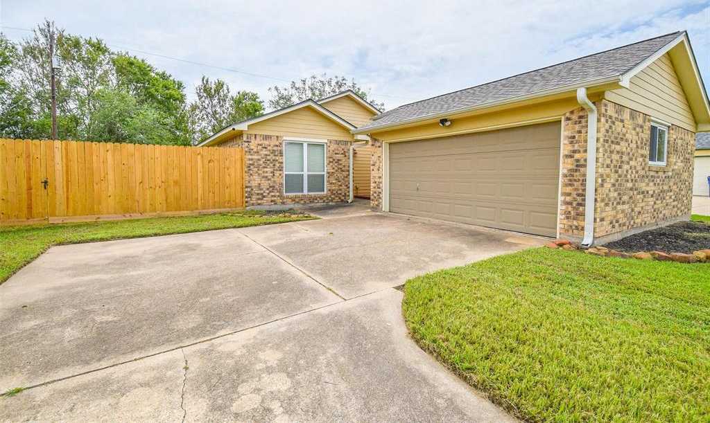 photo 3: 6113 Fox Ridge Drive, Angleton TX 77515