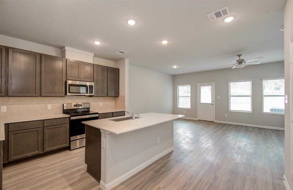 photo 3: 8811 Prairie View Drive Unit B, Houston TX 77088