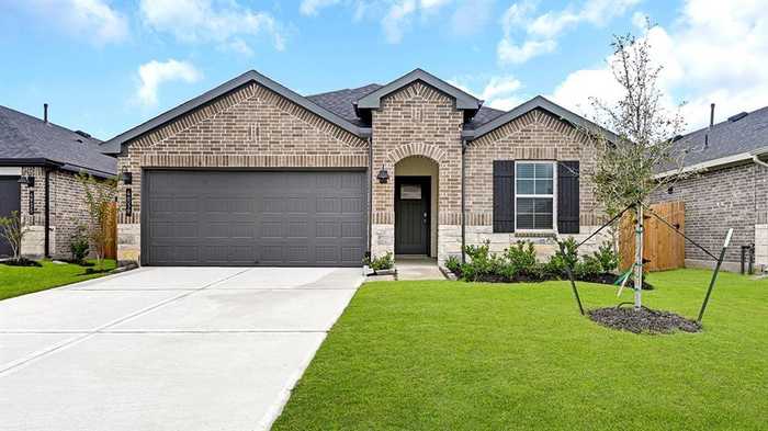 photo 1: 5103 Hunters Trail, Fresno TX 77545