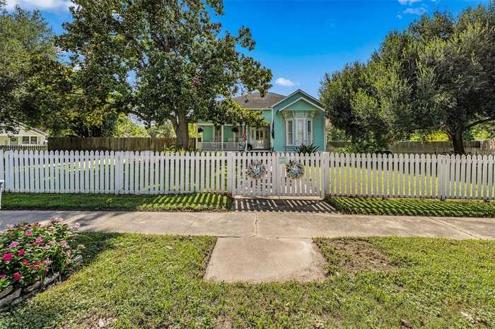 photo 2: 804 Milam Street, Columbus TX 78934