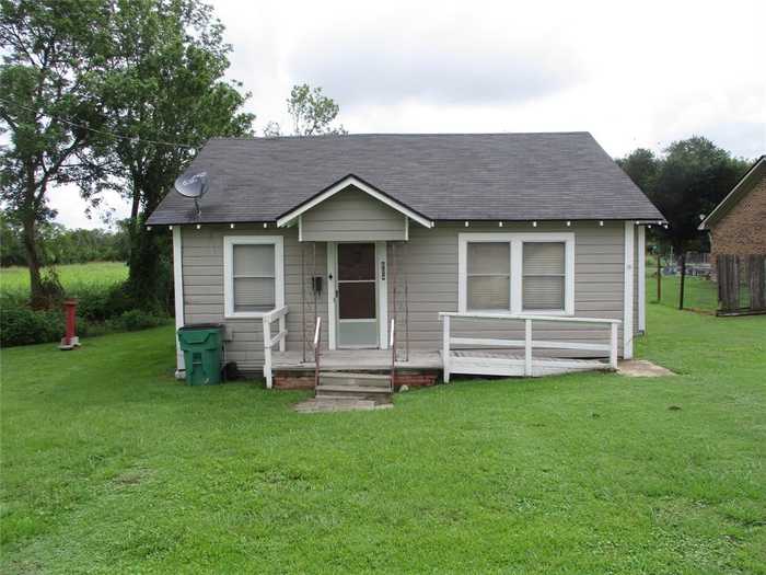 photo 1: 604 N May Street, Madisonville TX 77864