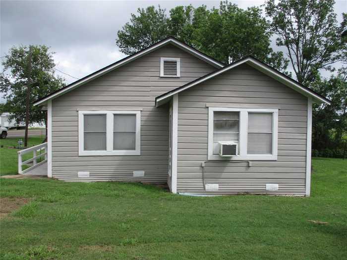 photo 2: 604 N May Street, Madisonville TX 77864