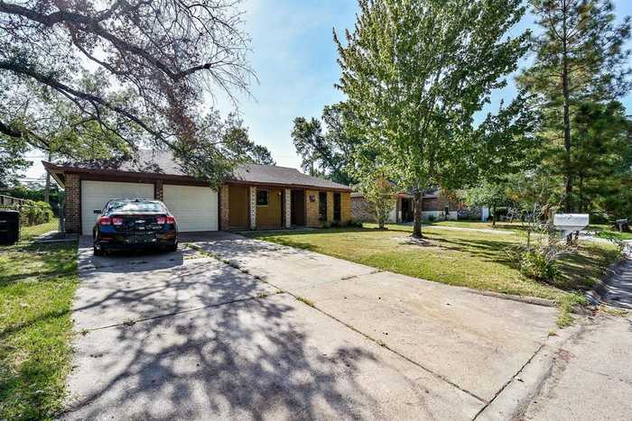 photo 1: 11446 Spottswood Drive, Houston TX 77016