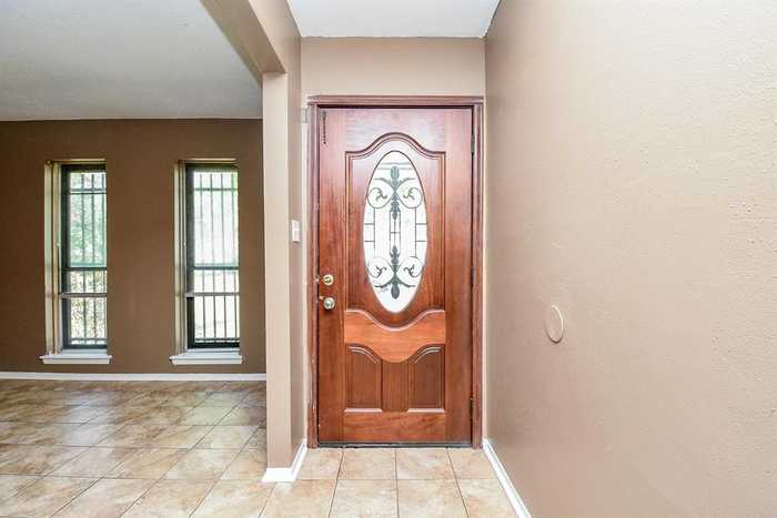 photo 2: 11446 Spottswood Drive, Houston TX 77016