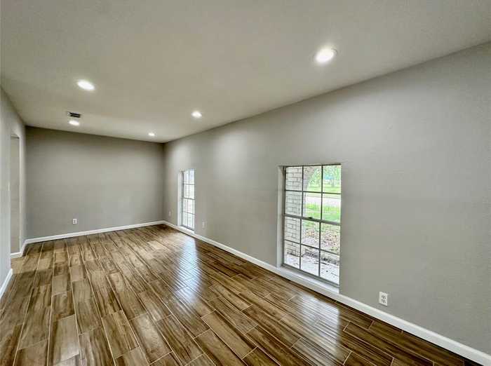 photo 2: 5926 Darkwood Drive, Houston TX 77088