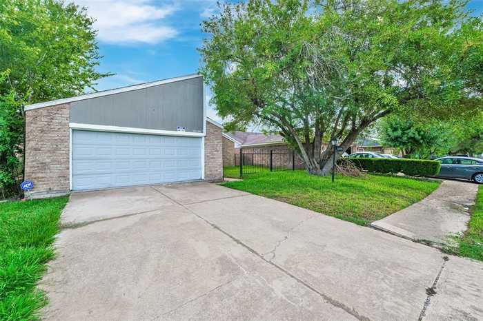 photo 2: 13311 Robinglen Drive, Houston TX 77083