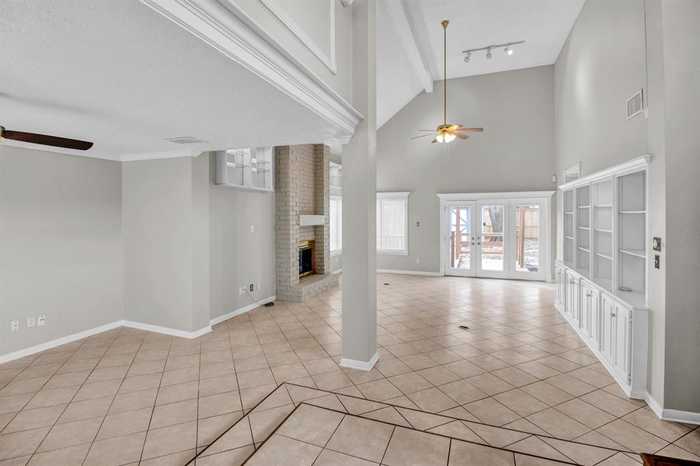 photo 2: 2822 Skypark Drive, Houston TX 77082