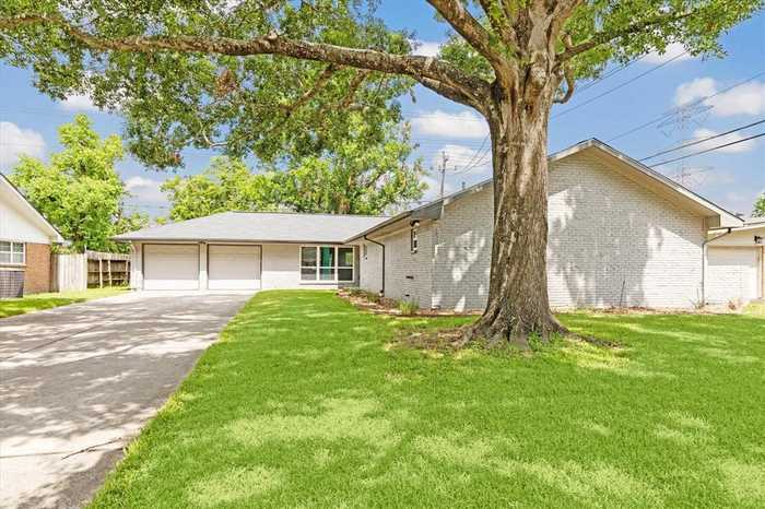 photo 1: 9723 Greenwillow Street, Houston TX 77096