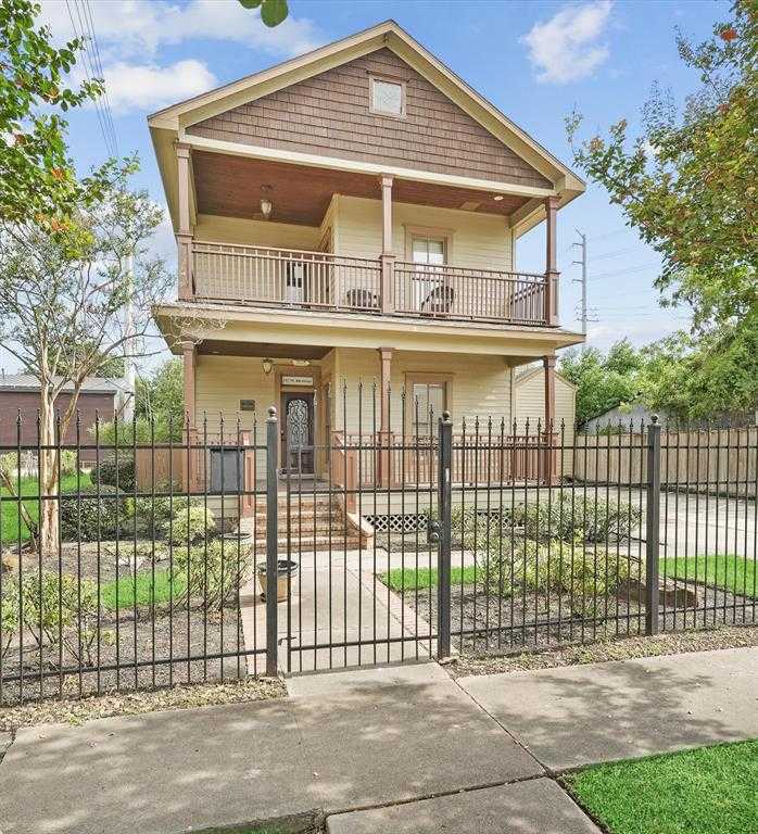 photo 1: 112 W 4th Street, Houston TX 77007