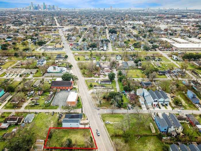 photo 2: 7906 N Main Street, Houston TX 77022