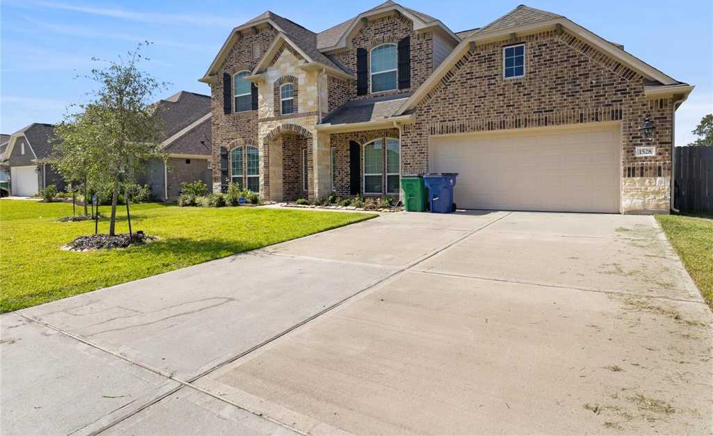 photo 2: 1528 N Blue Bonnet Lane, Angleton TX 77515