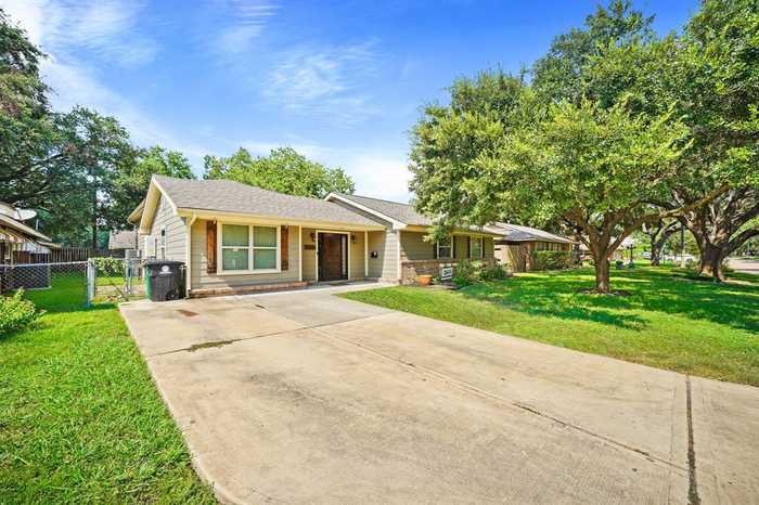 photo 2: 2306 Ansbury Drive, Houston TX 77018