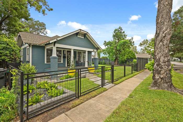 photo 2: 741 E 18th Street, Houston TX 77008