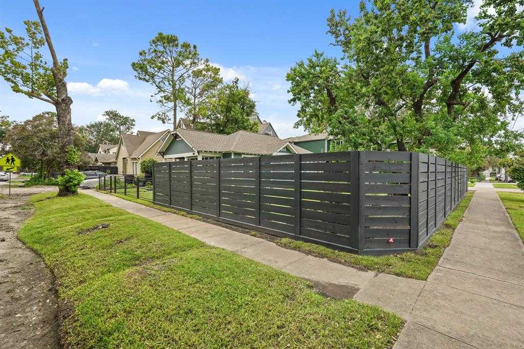 photo 3: 741 E 18th Street, Houston TX 77008