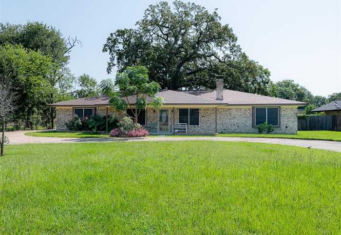 photo 1: 606 N Mciver Street, Madisonville TX 77864