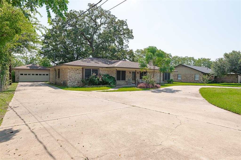 photo 2: 606 N Mciver Street, Madisonville TX 77864