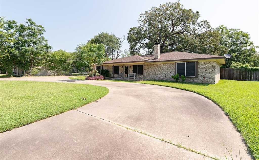 photo 3: 606 N Mciver Street, Madisonville TX 77864