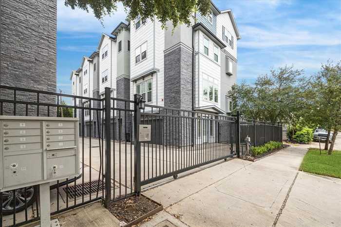 photo 1: 912 Yale Street Unit A, Houston TX 77008