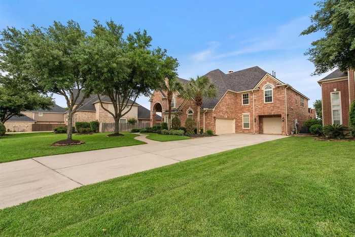 photo 2: 13706 Elm Shores Drive, Houston TX 77044