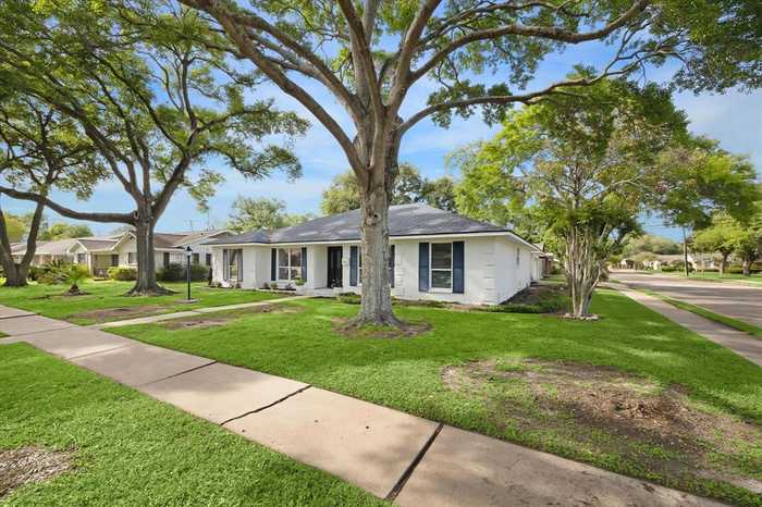 photo 2: 5402 Grape Street, Houston TX 77096