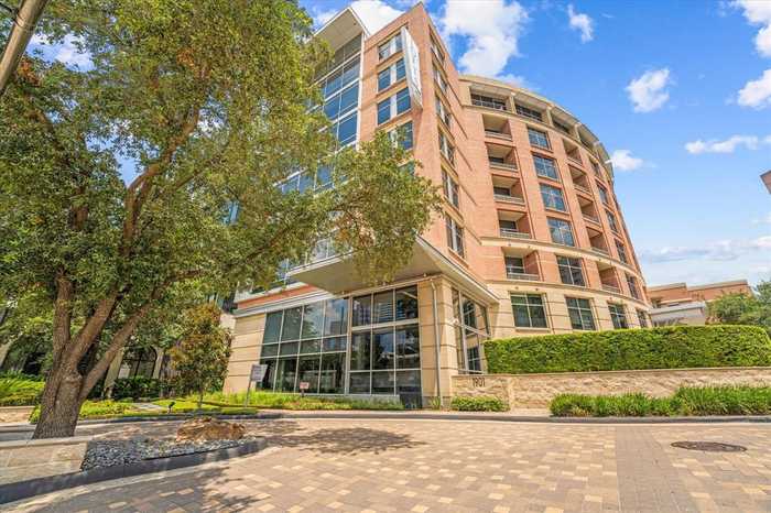 photo 2: 1901 Post Oak Boulevard Unit 104, Houston TX 77056