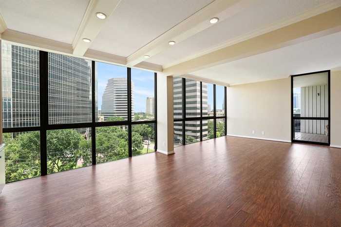 photo 2: 5001 Woodway Drive Unit 901, Houston TX 77056