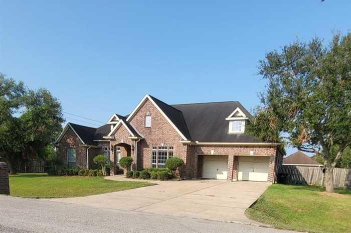 photo 2: 3360 Clearwood Circle, Alvin TX 77511