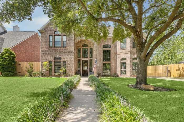 photo 2: 2 Cardwell Court, Houston TX 77055