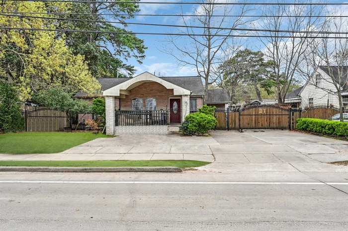 photo 2: 809 W 34th Street, Houston TX 77018