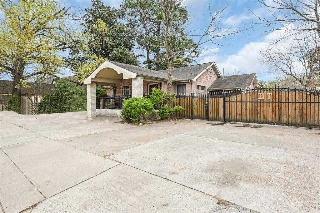 photo 3: 809 W 34th Street, Houston TX 77018