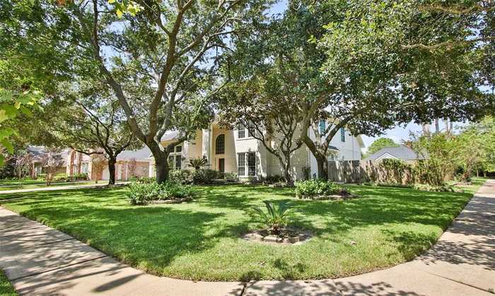 photo 2: 4135 N Pine Brook Way, Houston TX 77059