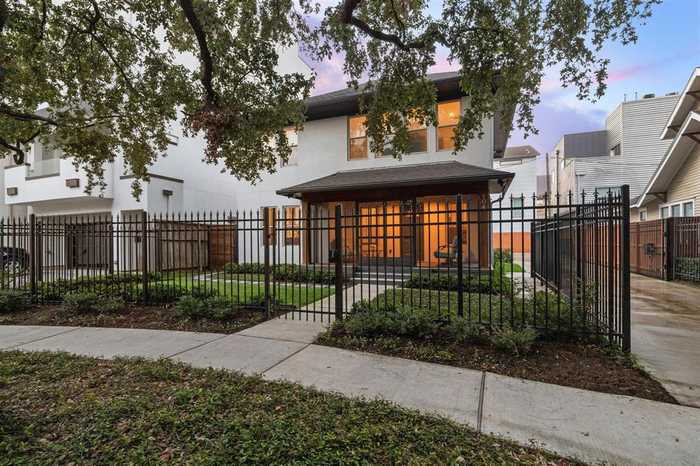 photo 1: 104 Oak Place, Houston TX 77006