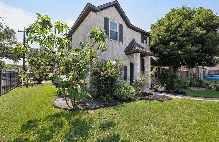 photo 2: 5301 Blossom Street, Houston TX 77007