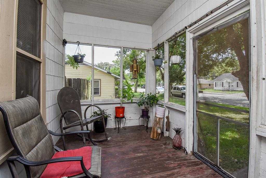 photo 2: 401 E Myrtle Street, Angleton TX 77515