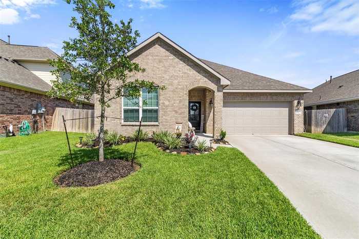 photo 1: 317 Cabernet Drive, Alvin TX 77511