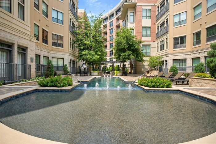 photo 2: 1901 Post Oak Boulevard Unit 402, Houston TX 77056