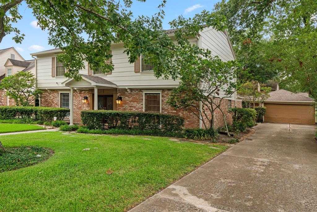 photo 2: 527 Briar Knoll Drive, Houston TX 77079