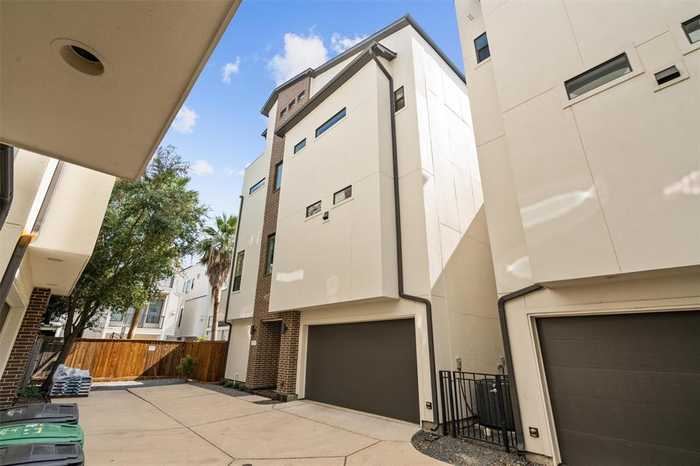 photo 2: 5210 Rose Street Unit B, Houston TX 77007