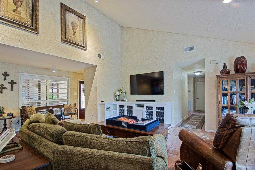 photo 3: 8332 Cedarspur Drive, Houston TX 77055