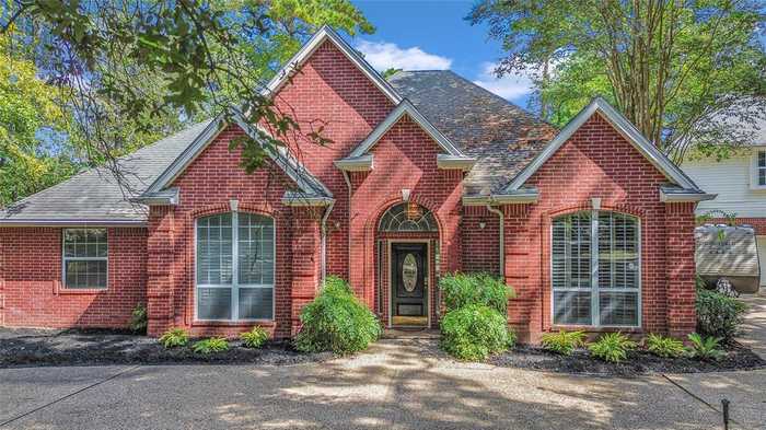 photo 2: 122 E Park Drive, Conroe TX 77356