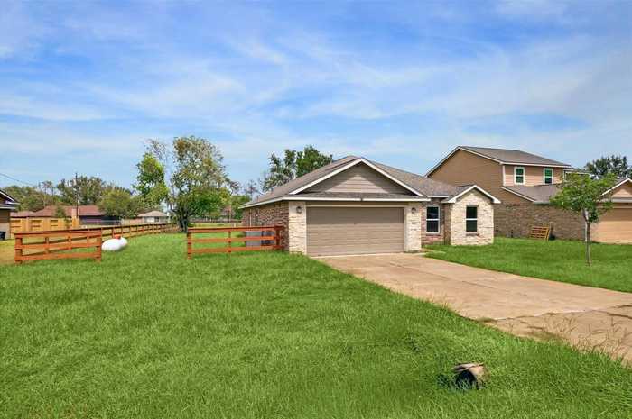 photo 2: 6106 Stoney Brook Drive, Angleton TX 77515