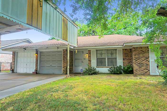 photo 1: 606 Saddle Rock Drive, Houston TX 77037