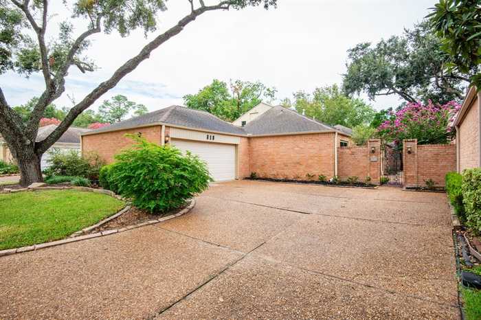 photo 2: 318 W Fair Harbor Lane, Houston TX 77079