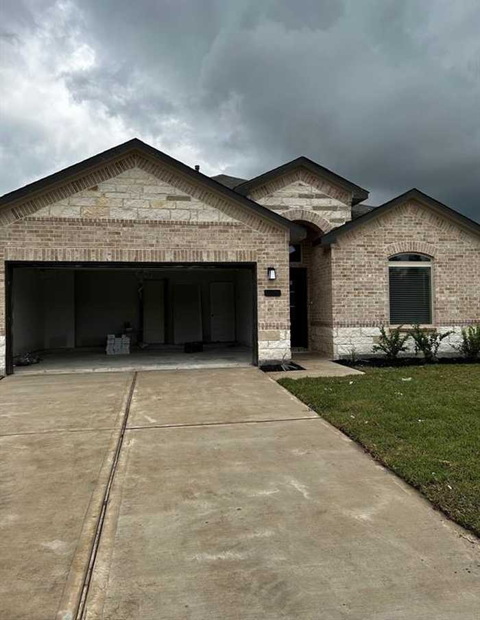 photo 1: 419 Kendall Crest Drive, Alvin TX 77511