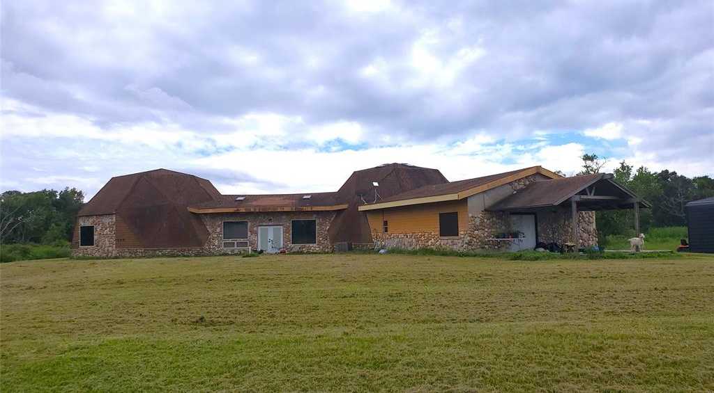 photo 1: 10335 County Road 200, Alvin TX 77511