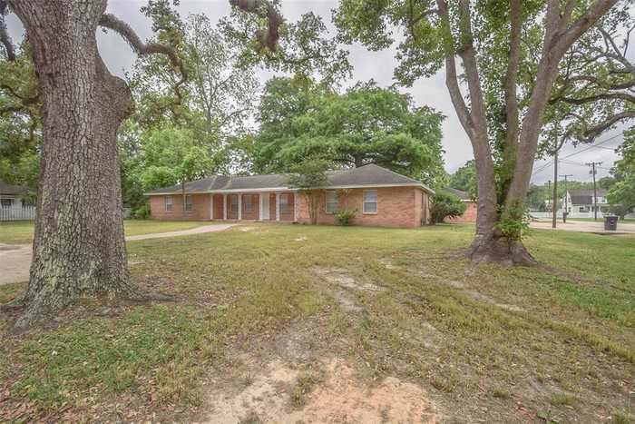 photo 1: 302 S Lee Street, Alvin TX 77511