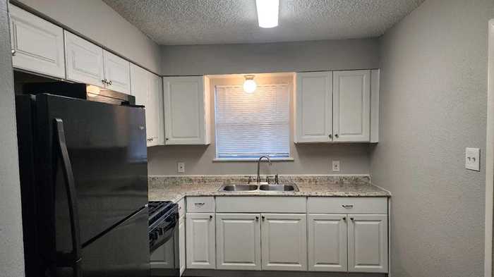 photo 2: 230 Meadowlink Street, Houston TX 77037